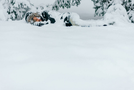 冬天森林里躺在雪地上的人