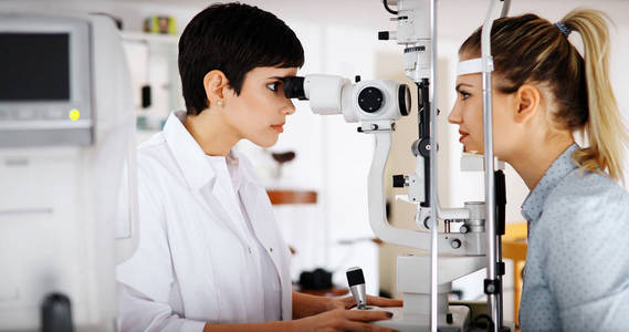 眼科学概念。 眼科病人视力检查