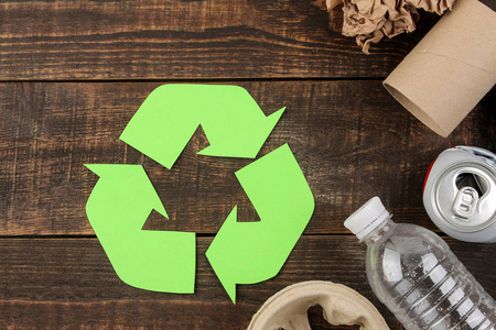 生态符号。 回收利用。 棕色木桌上的生态概念。 废物回收。 上面的风景。