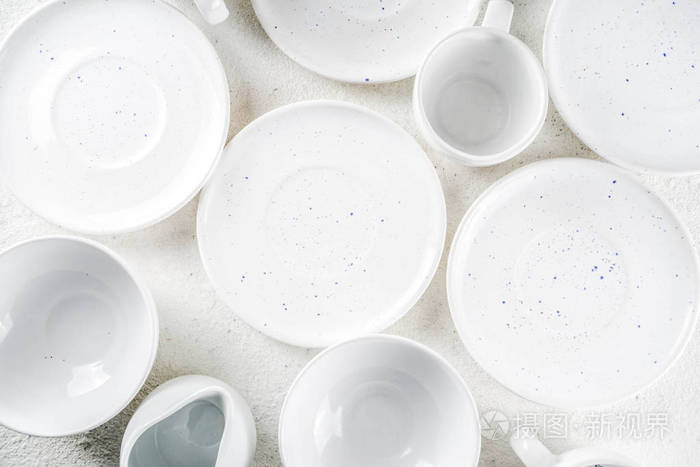 分类堆叠干净,空的,新的白色厨房用具,盘子,碗,杯子.