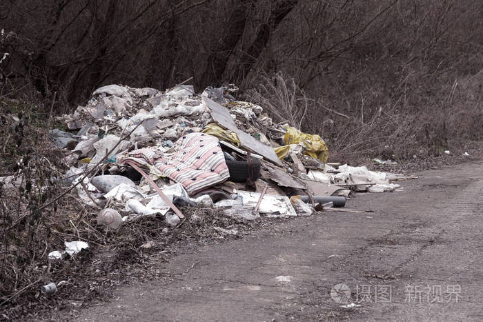 自然中的非法垃圾场. 污染森林小径附近的肮脏环境垃圾. 垃圾垃圾