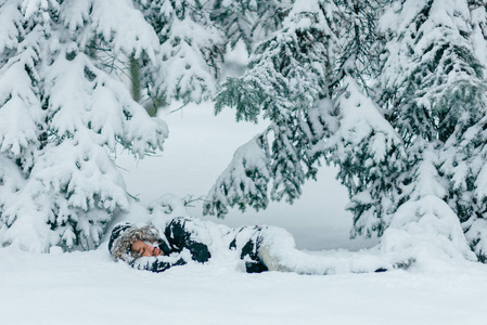 冬天森林里躺在雪地上的人