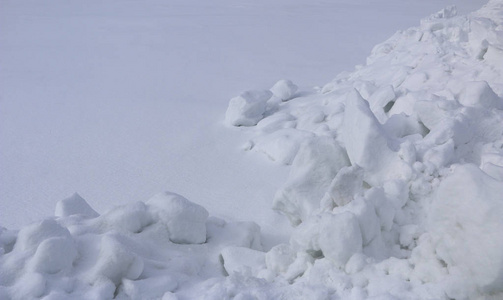 雪。 雪的质地和田间的漂移。 降雪后晴天下雪。