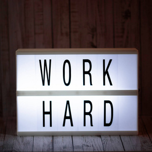 灯箱与强大的鼓舞人心和激励两个词引用努力工作。