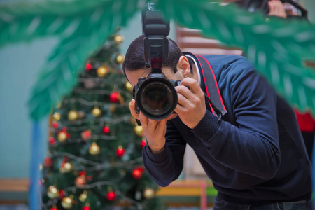 的人用相机拍照。 关闭阿塞拜疆人拿着照片相机，看着观众。 自由职业工作的概念。 图像