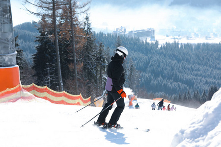 人在雪山上滑雪。 寒假