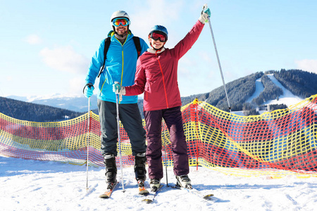 一对夫妇在山地滑雪场度过寒假