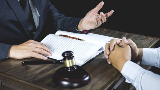 会议和合作概念商人和男性律师或法官咨询与客户在法庭上讨论合同的团队会议。