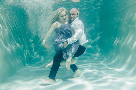 美丽浪漫的情侣在水下轻轻拥抱