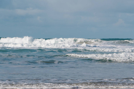 在冬天阳光明媚的一天里，布里塔尼海岸的波浪破碎