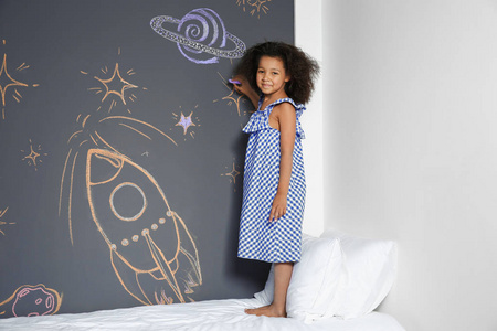 美国黑人儿童用粉笔在卧室墙上画火箭