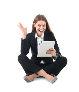 情绪激动的女商人穿着平板电脑庆祝白色背景下的胜利