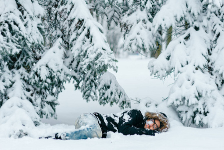 冬天森林里躺在雪地上的人