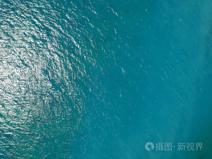 高空俯视水面背景.鸟眼海面照片.蓝色的海洋从上面.