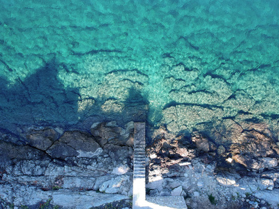 美丽的石头海滩与楼梯渔夫镇，达尔马提亚，克罗地亚。索塔岛有水晶般干净的水，斯普利特以南，欧洲著名的地标和旅游目的地。