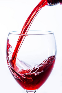 关闭红酒倒入玻璃杯的轻背景酒精滥用和酗酒庆祝和派对概念。 没有文字的地方。