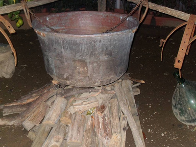 农民传统的旧铜壶