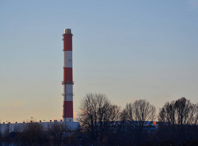 红色的白色工厂烟囱，没有烟雾。 冬季城市景观