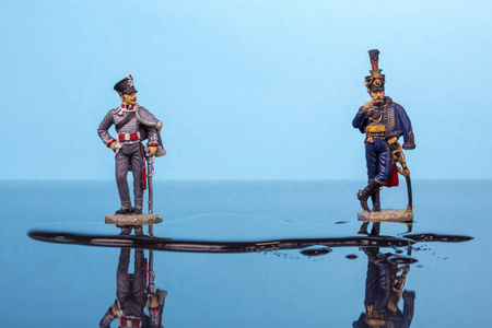 拿破仑战争中的两只野马站在水坑前