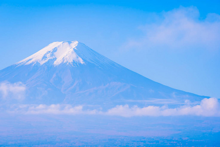 日本大林秋季枫叶树四周美丽的富士山景观，白云蓝天