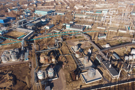 工业工厂或工厂建筑的顶部视图与钢储罐和管道, 炼油厂和化工制造概念