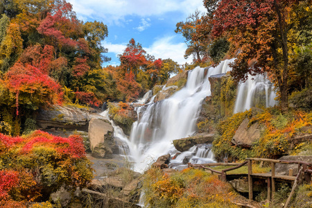 秋天国家公园的瀑布图片