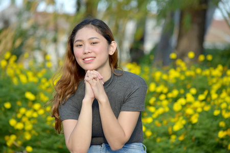 美丽的菲律宾女人祈祷