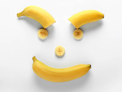 具有白色背景的美味新鲜香蕉的创意构图