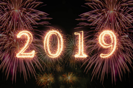 2019年，用黑背景烟花的火花写，新年庆祝和贺卡的概念