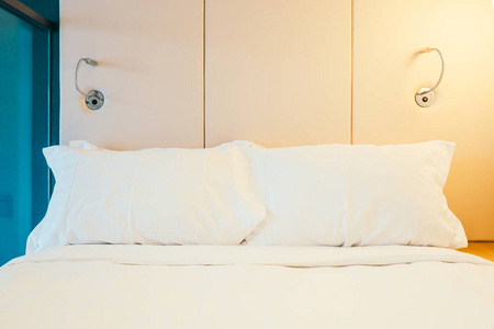 白色舒适枕头，床上装饰，酒店客房内部