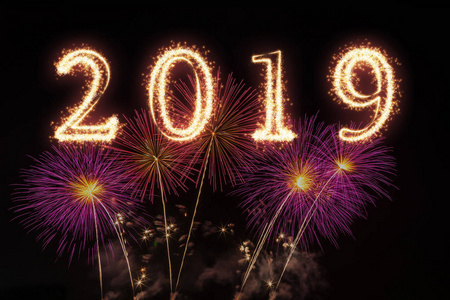 2019年，用闪耀的烟花与黑暗背景，快乐的新年庆祝和贺卡概念