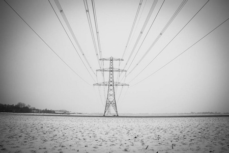 在荷兰拍摄的在所有天气条件下使用电力线路的高压桅杆供电