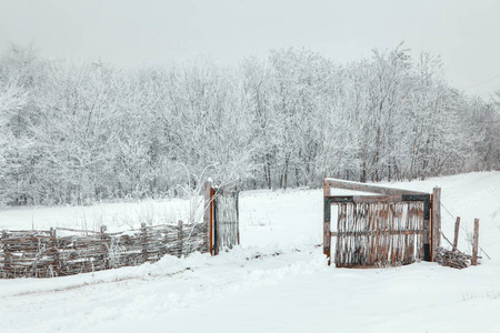 打开乡村大门的冬天风景