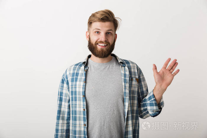 穿着格子衬衫的快乐胡子男站在白色背景上,挥手告别照片-正版商用图片
