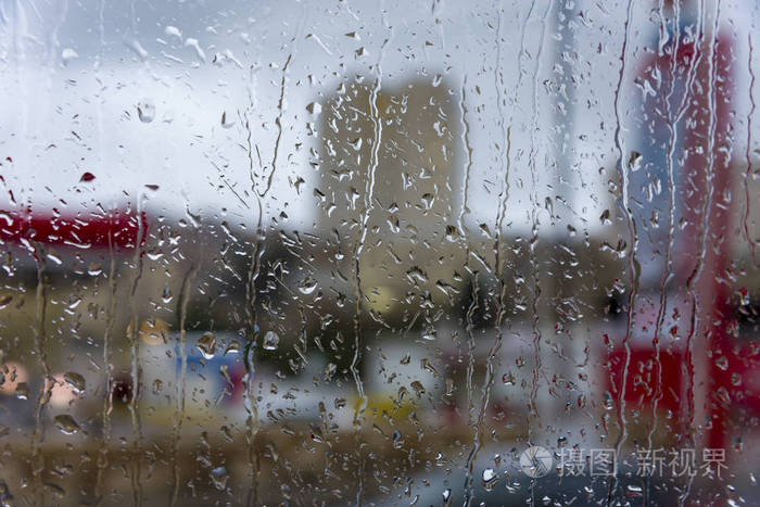 雨天雨落在窗外的天气雨背景雨和风窗上的雨.