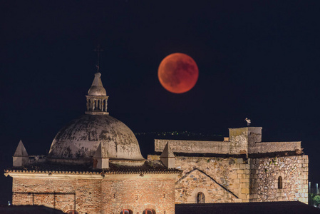 卡塞雷斯老城区上空的红血月亮