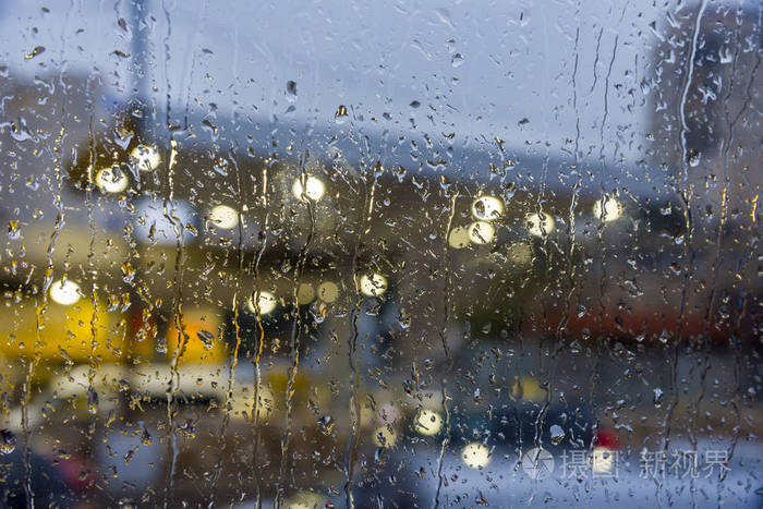雨天雨落在窗外的天气雨背景雨和风窗上的雨.