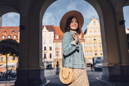 快乐迷人的女孩在Wroclaw