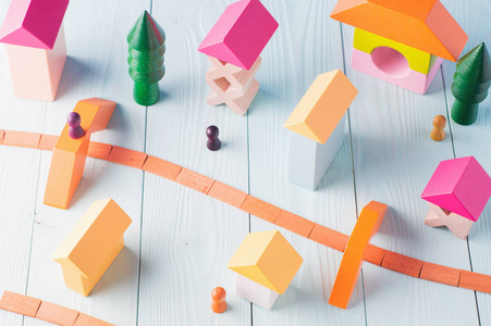 木制建筑玩具。 婴儿建筑砖块。 儿童木制立方块在木制背景顶部视图。 五颜六色的玩具积木。 教育用的木制玩具。