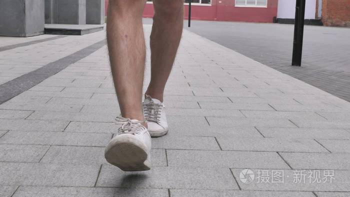 休闲男子的步行腿照片-正版商用图片17vera-摄图新视界