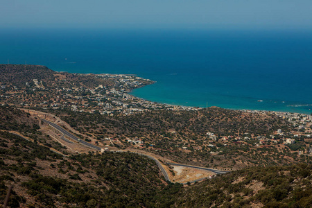 希腊克里特岛令人惊叹的风景。从山上看。