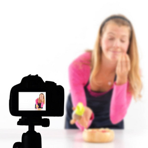 年轻女子录下视频博客健康食品准备食品博客概念