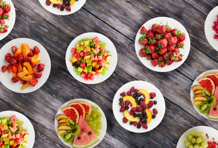 水果饮食。 木制背景上盘子上的水果。 健康的食物。