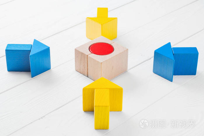 四支木箭向中心目标汇合 指向物体的箭头.