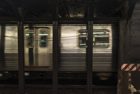 在美国纽约市的一个地铁站中行驶的火车