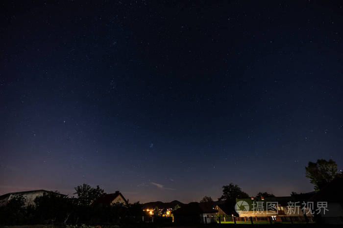 城市上空的夜空