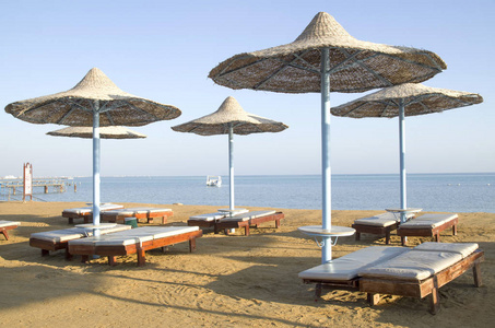 许多海滩伞，从柳条和躺椅，赫加达埃及
