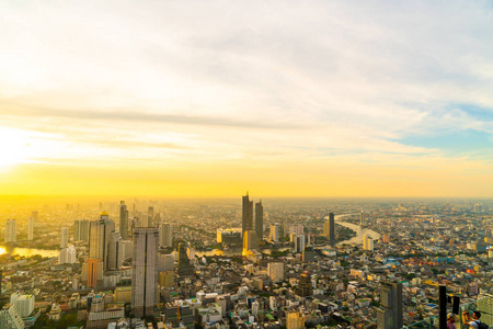 曼谷城市景观，美丽的建筑外观和建筑，在泰国日落的天空。