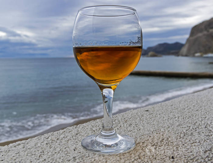大海背景上的酒杯. 克里米亚从四月开始.