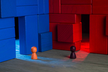 选择概念。 两个抽象的商人和两扇门蓝色和红色可疑。 这个人在选择之前犹豫不决。 商人站在两扇门前无法做出正确的决定。